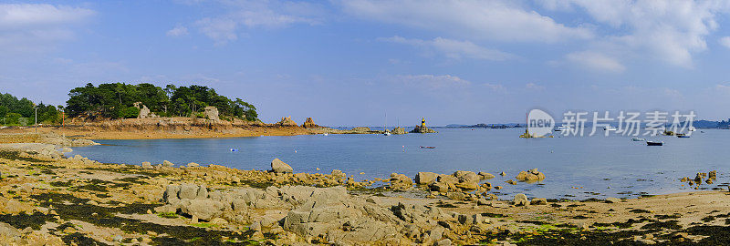 在法国布列塔尼Côtes d'Armor的Bréhat岛海湾的船只在夏天